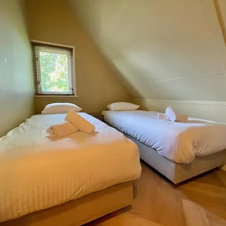Cozy 6-guest Retreat With Fireplace