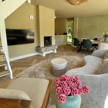 Cozy 6-guest Retreat With Fireplace